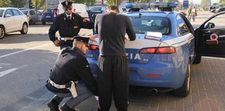 Mergellina Polizia Di Stato Arresta Tre Persone Per Furto Aggravato 4355